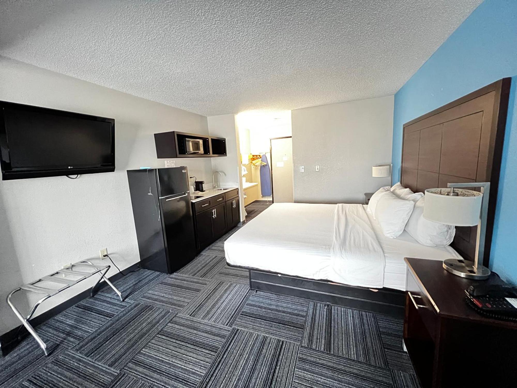 Baymont By Wyndham Marinette Hotel Exterior photo